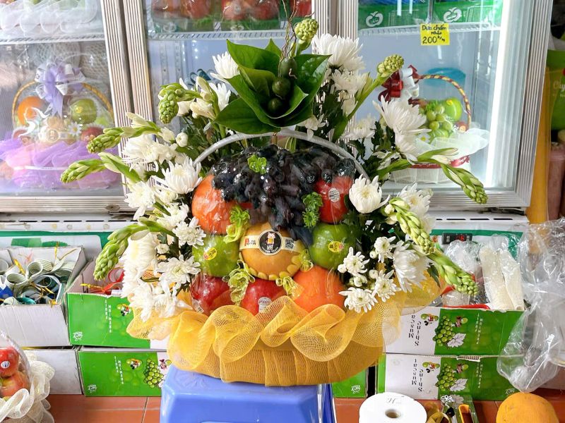 giỏ quả và hoa huệ