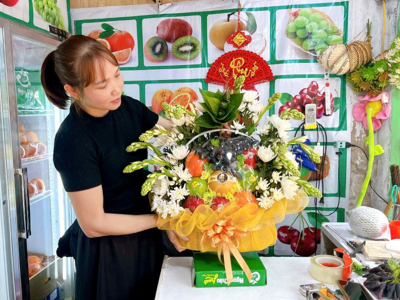 giỏ quả và hoa huệ