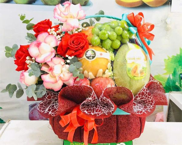 giỏ quả và hoa tươi