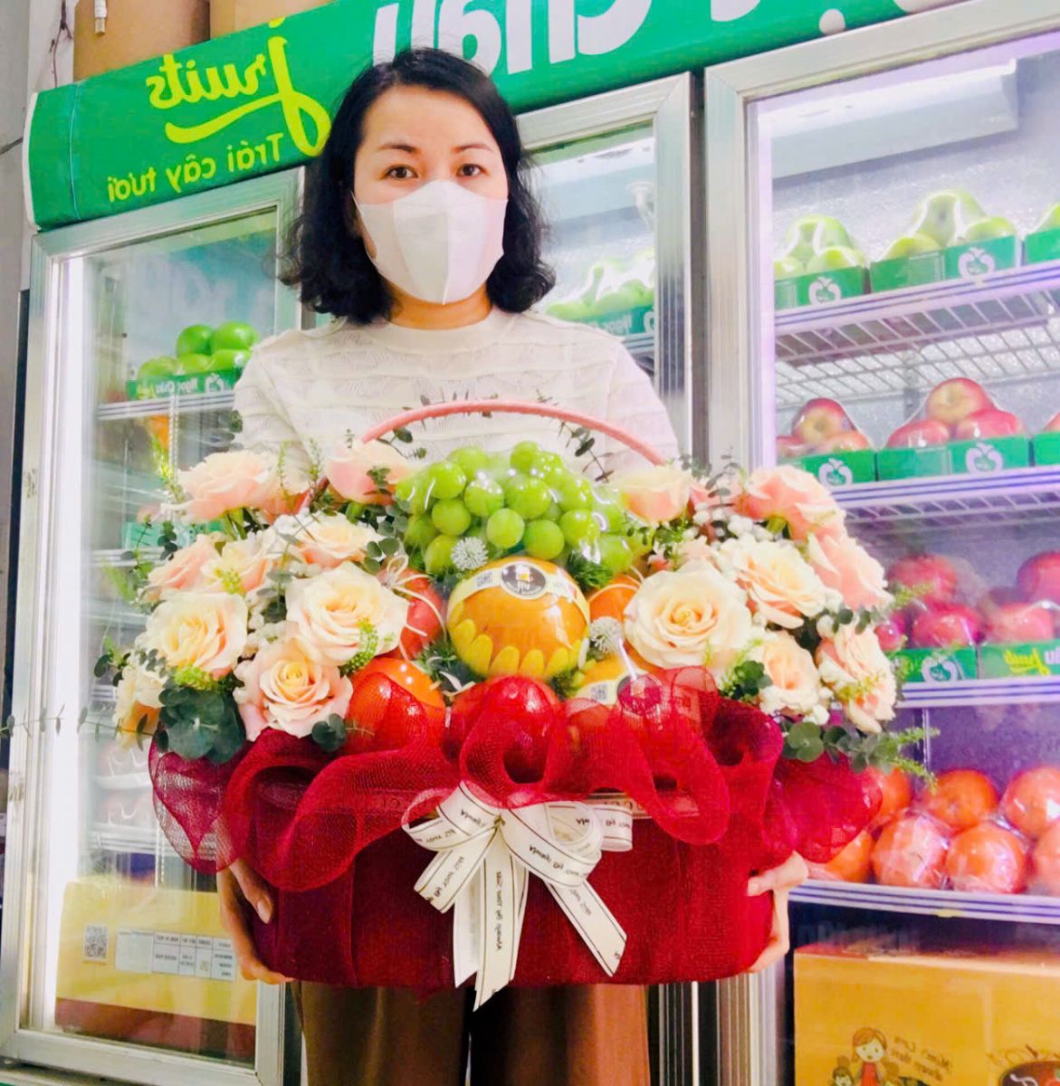 giỏ quả và hoa tươi
