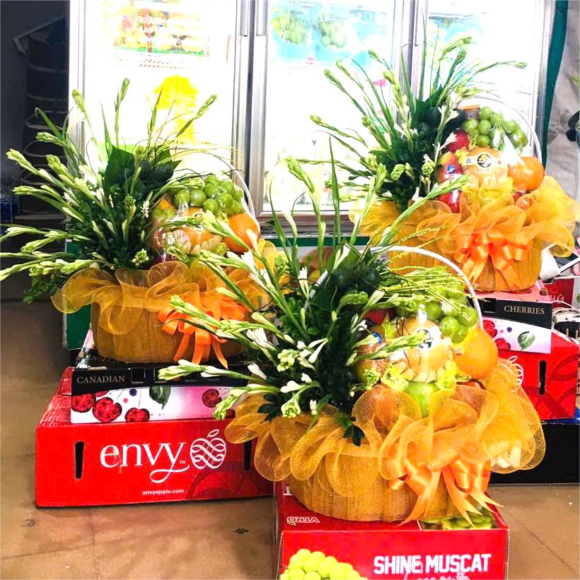 giỏ quả và hoa huệ