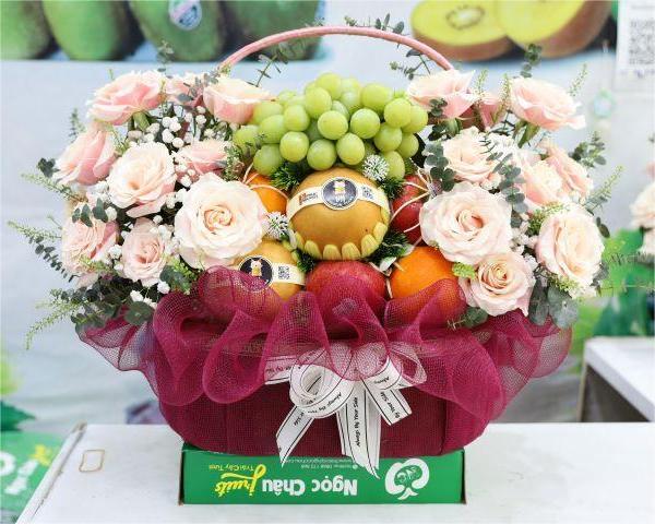 giỏ quả và hoa tươi