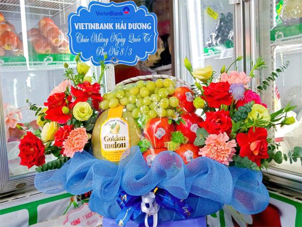 giỏ quả và hoa tươi