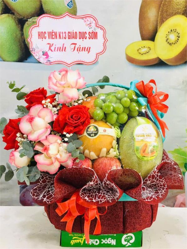 Giỏ trái cây kèm hoa tươi