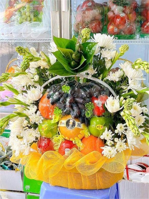 Giỏ trái cây kèm hoa tươi