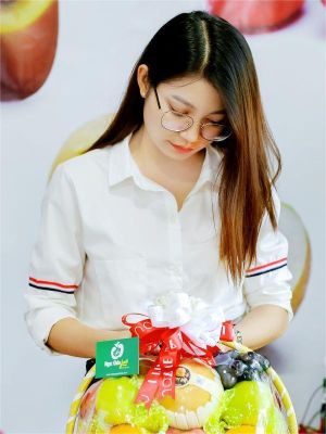 Giỏ trái cây kèm hoa tươi