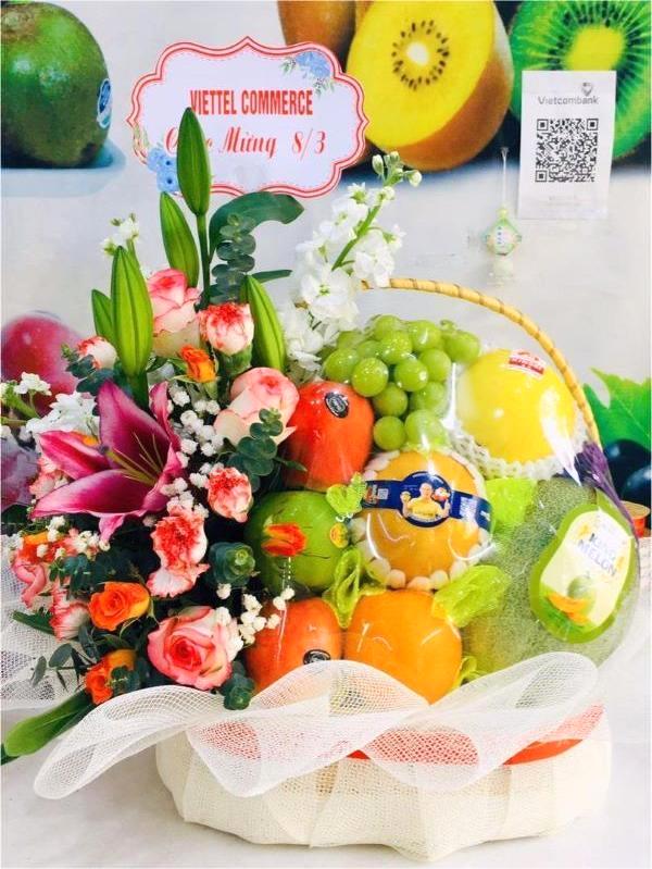 Giỏ trái cây kèm hoa tươi