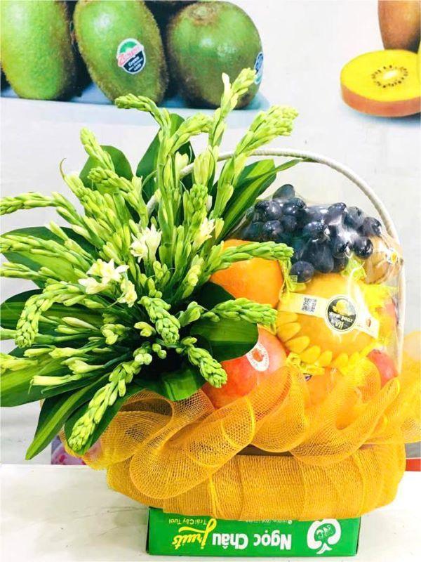 Giỏ trái cây kèm hoa tươi