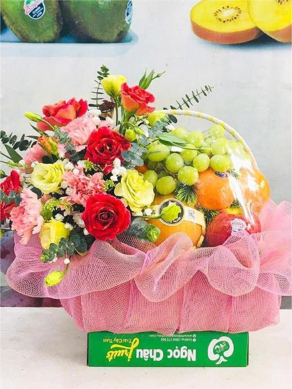 Giỏ trái cây kèm hoa tươi