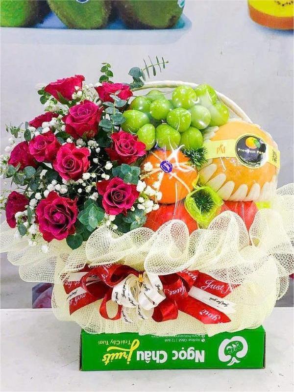 Giỏ trái cây kèm hoa tươi