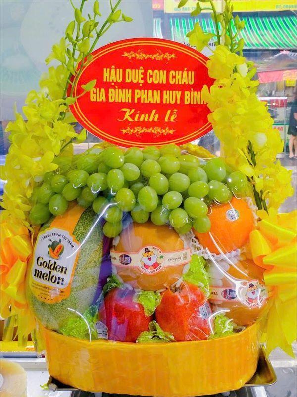 Giỏ trái cây kèm hoa tươi