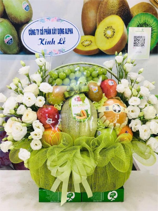Giỏ trái cây kèm hoa tươi