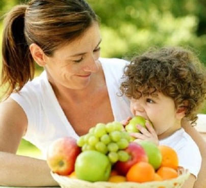 Tại sao phải tập cho trẻ ăn hoa quả nhập khẩu và rau củ sớm